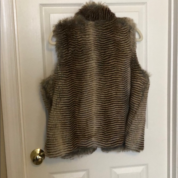 Sleeveless faux fur vest with front hook closure - Picture 5 of 5